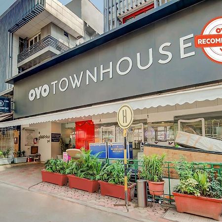 Vaccinated Staff- Oyo Townhouse 105 Khar West Station Hotel Mumbai Exterior foto