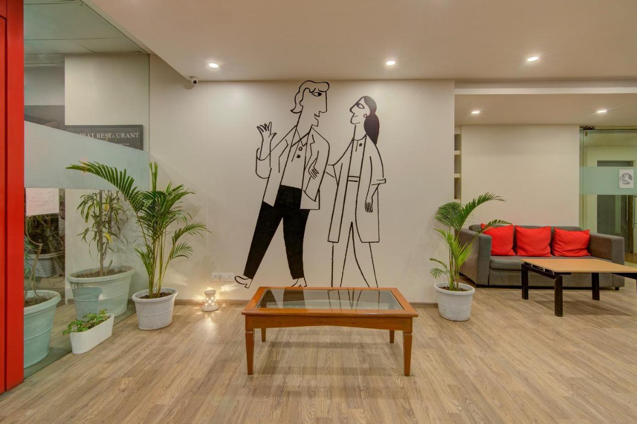 Vaccinated Staff- Oyo Townhouse 105 Khar West Station Hotel Mumbai Exterior foto