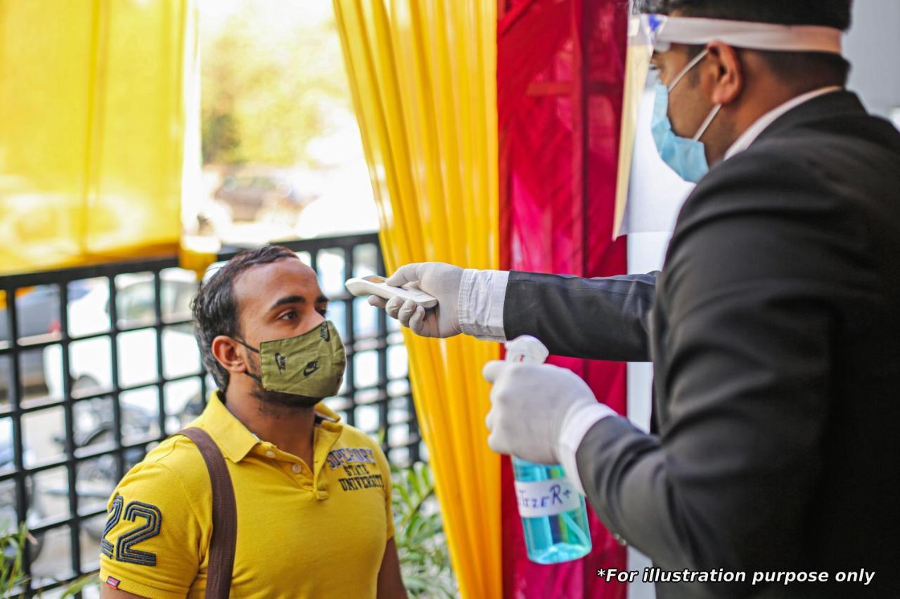 Vaccinated Staff- Oyo Townhouse 105 Khar West Station Hotel Mumbai Exterior foto