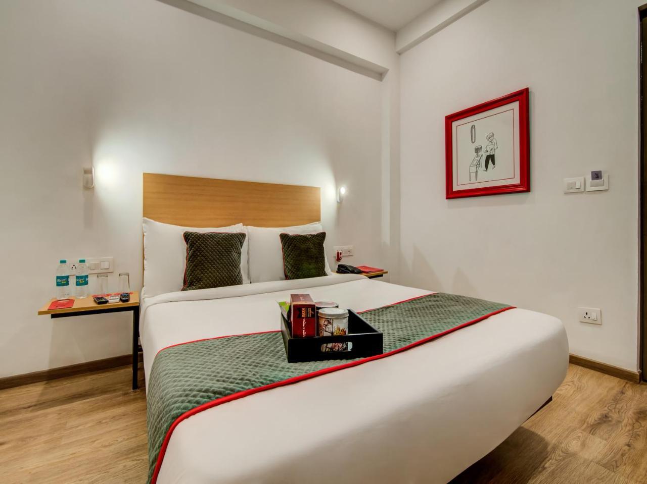 Vaccinated Staff- Oyo Townhouse 105 Khar West Station Hotel Mumbai Exterior foto