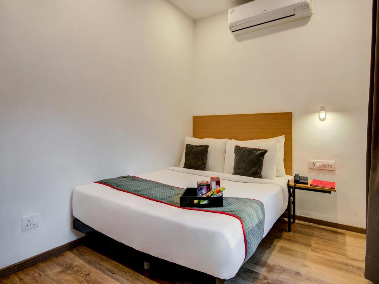 Vaccinated Staff- Oyo Townhouse 105 Khar West Station Hotel Mumbai Exterior foto