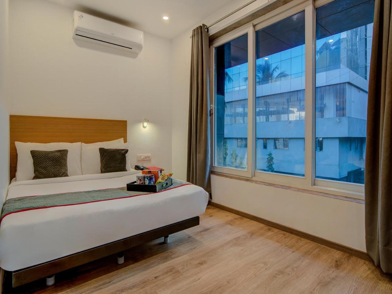 Vaccinated Staff- Oyo Townhouse 105 Khar West Station Hotel Mumbai Exterior foto