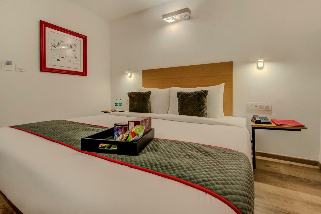 Vaccinated Staff- Oyo Townhouse 105 Khar West Station Hotel Mumbai Exterior foto